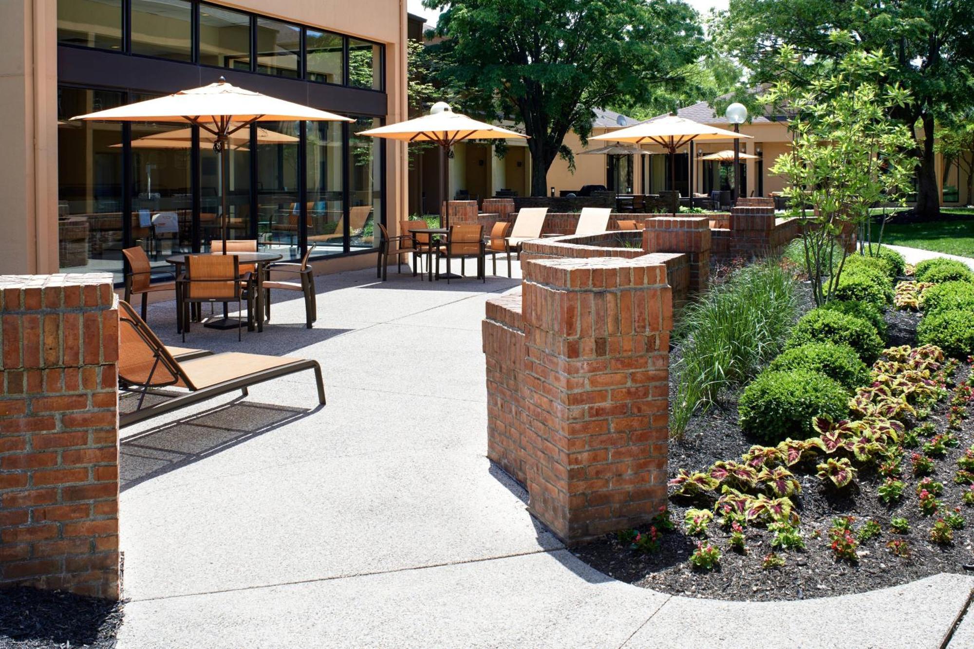 Courtyard Columbus 3*
