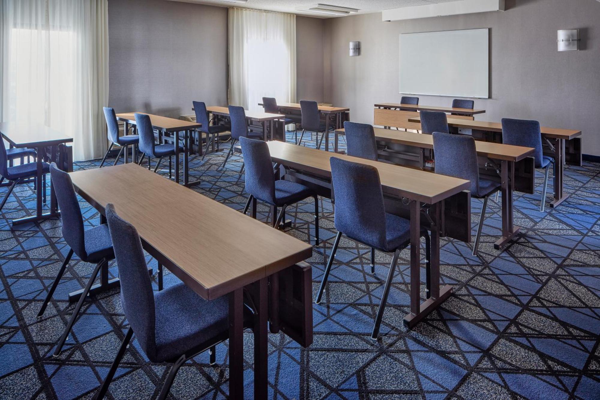 Courtyard Columbus 3*