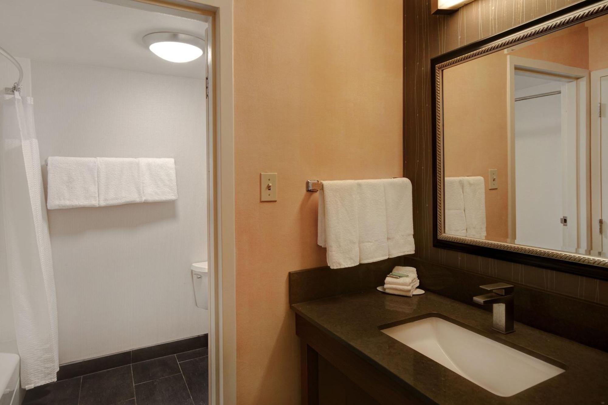 Courtyard Columbus Hotel 3*