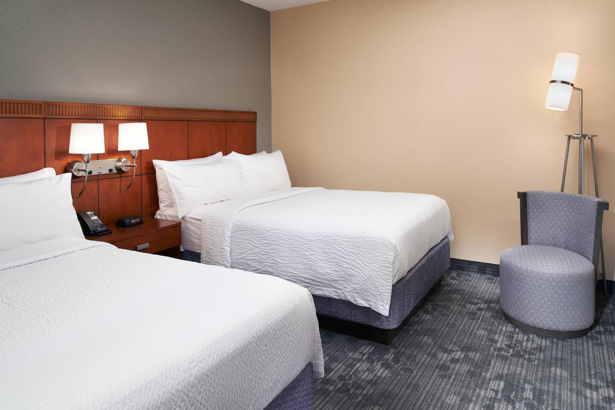 Courtyard Columbus Hotel 3*