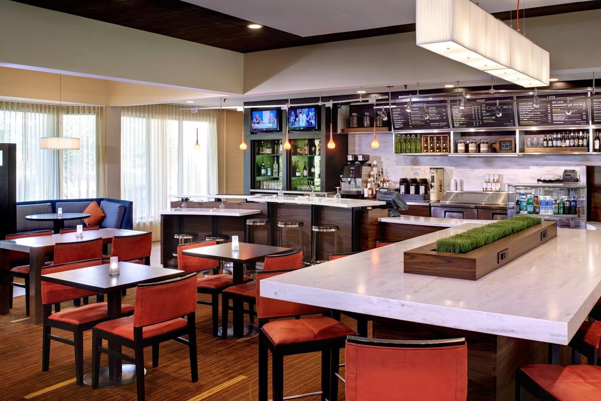 Courtyard Columbus Hotel 3*
