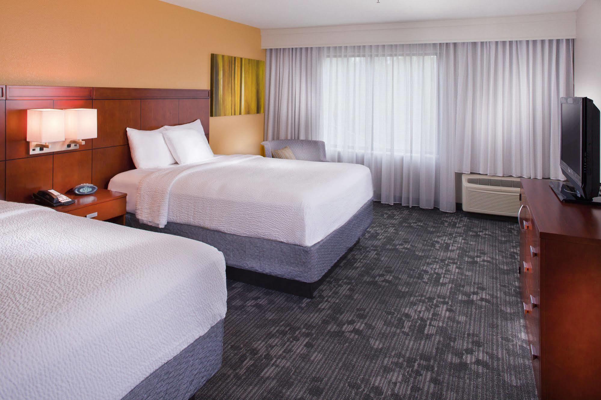Courtyard Columbus Hotel 3*